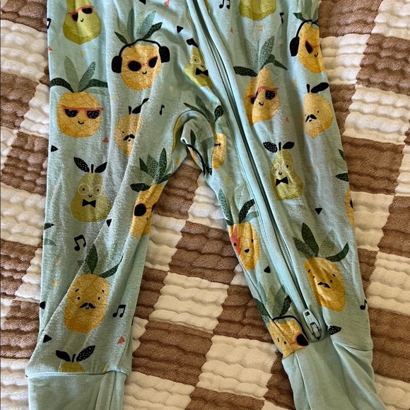 Little Sleepies Light Aqua Bamboo Zip Footed Pajamas in Pineapple Jams Sz 3-6 mo - Picture 4 of 6